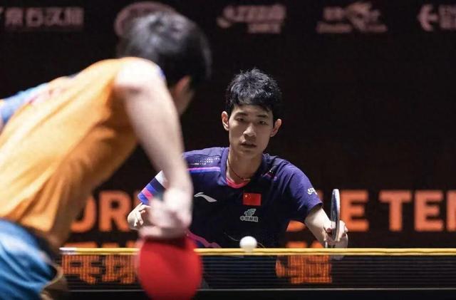 国乒20岁小将爆冷翻盘！张本智和嚣张言论遭打脸，被淘汰苦笑离场