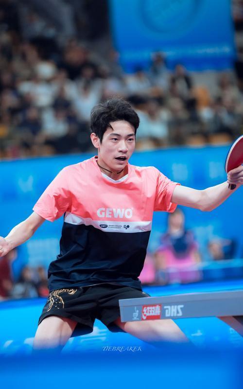 国乒20岁小将爆冷翻盘!张本智和嚣张言论遭打脸,被淘汰苦笑离场