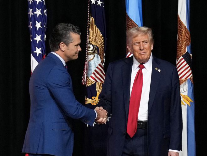 特朗普和防长训话：不许留胡子、不能太胖