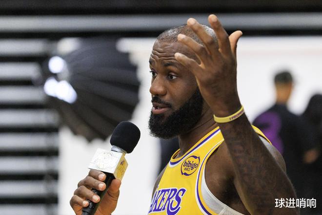 缺席首训+首秀，詹姆斯对湖人提要求！现身网红直播间三分3投0中
