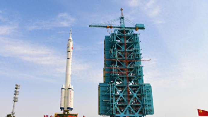 从绕地球飞3圈到只飞2圈，神舟载人飞船首次在轨实施载人3.5小时交会对接