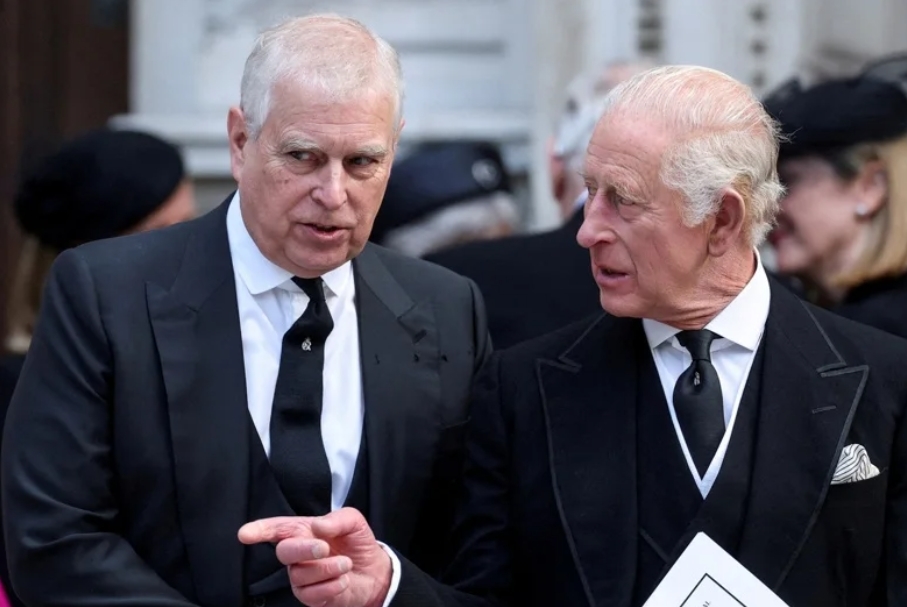 人物丨从“英女王最爱的儿子”到被废，他是如何一步步走到今天的？