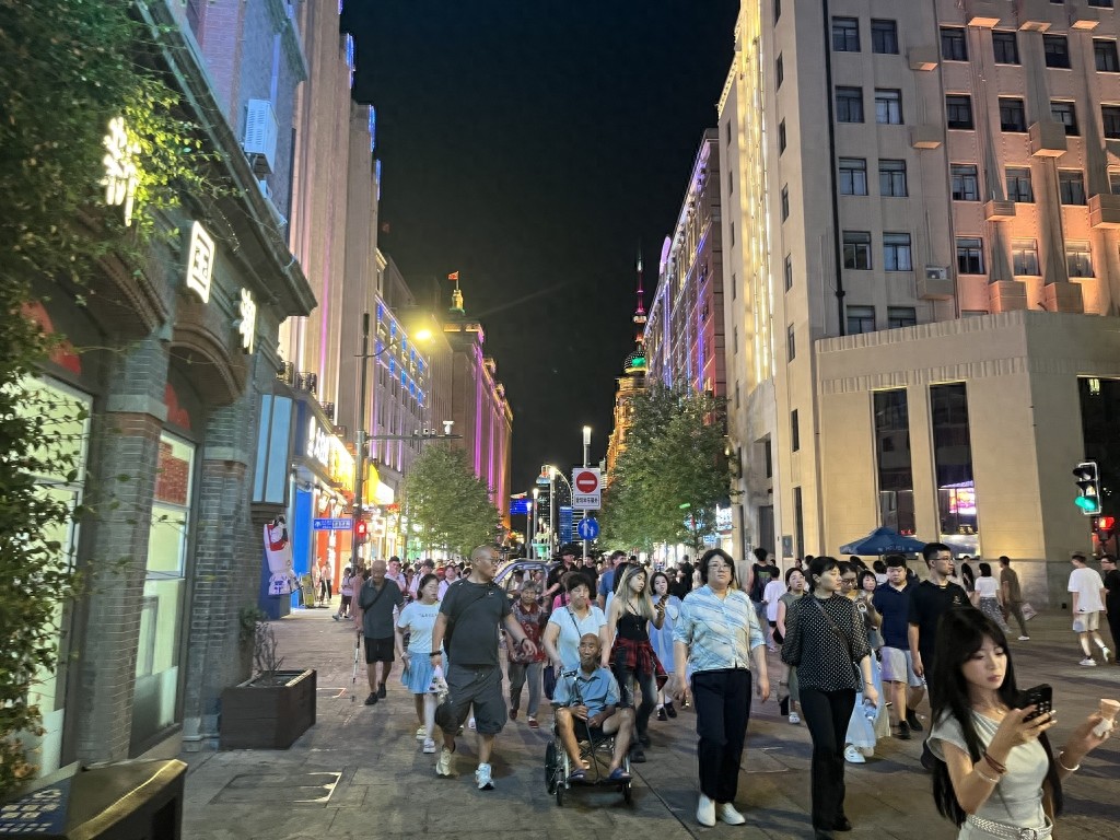 发现夜上海｜老字号延时打烊，为南京路步行街带来什么？