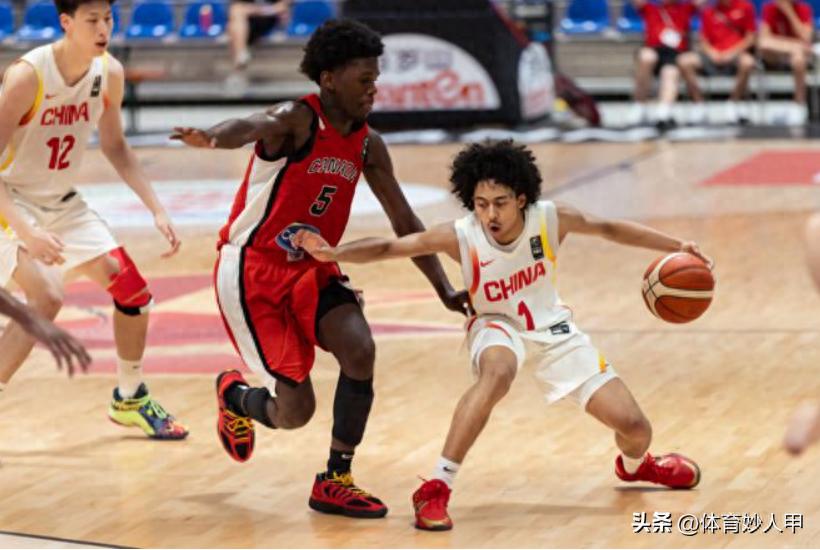 遮天盖地！男篮18岁小将用8次盖帽，让对手是晕头转向，太厉害了