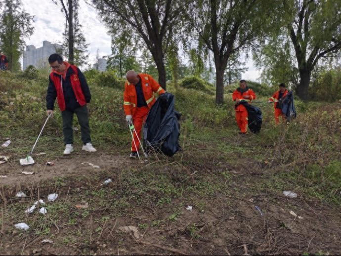 将军路市政环卫公司联动多方，在府河开展“i武汉i家园”清洁整治行动