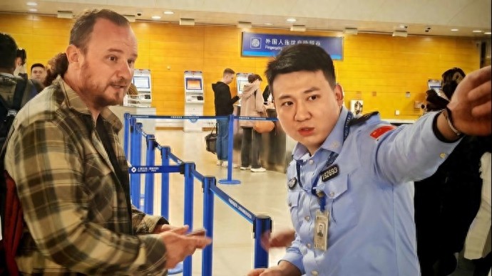 上海机场边检站牵头成立青年志愿服务联盟，“通关+”一站式服务护航进博会