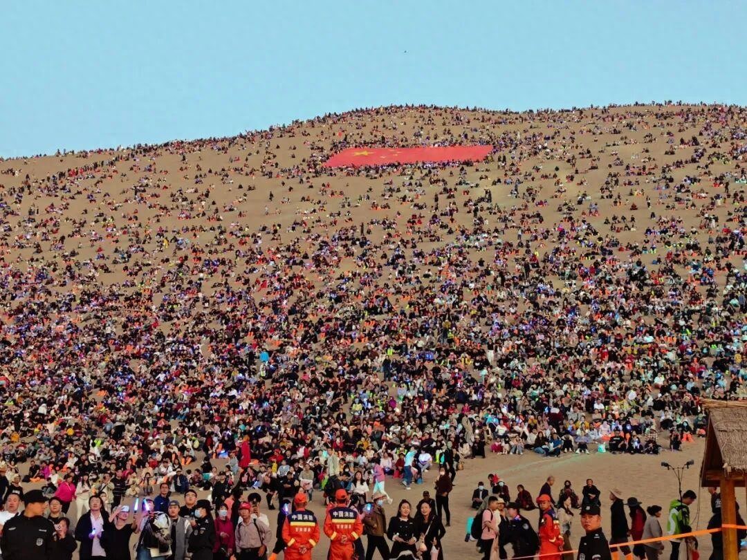 敦煌鸣沙山又双叒叕堵骆驼了，高峰期排队半小时，“游客比沙子还多”，景区：国庆中秋当天限流