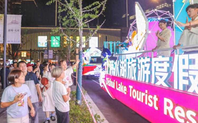 花车开启秋日狂欢！快来徐汇元界寻找属于你的惊喜