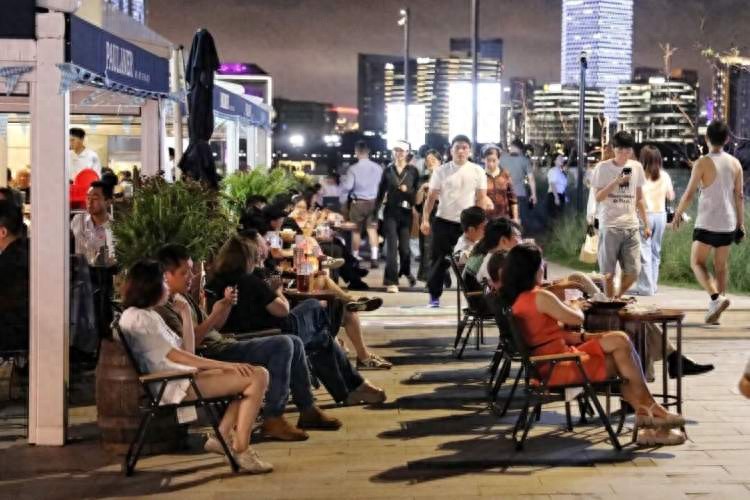 徐汇“申夜深折”消费券首轮开抢，西岸梦中心夜经济热度攀升