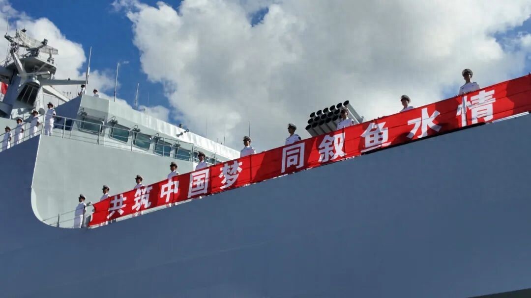 维港畔香港市民挥舞国旗，上演了最浪漫的告别……