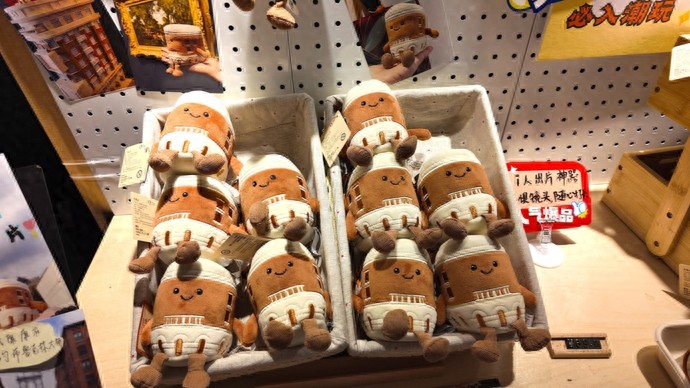 武康路又见新顶流！“武康康”挂件爆火，还有两天1.2万人次打卡的新展览