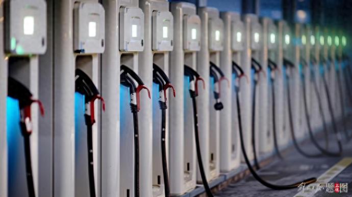 排着队，拿着充电的号码牌……