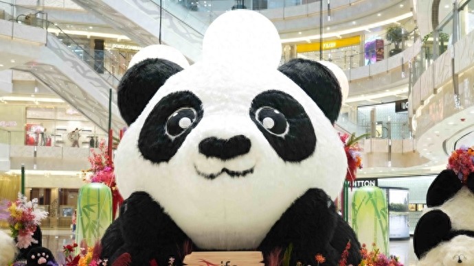 与“萌萌哒”共度美好时光，4米高萌趣熊猫带来节日祝福