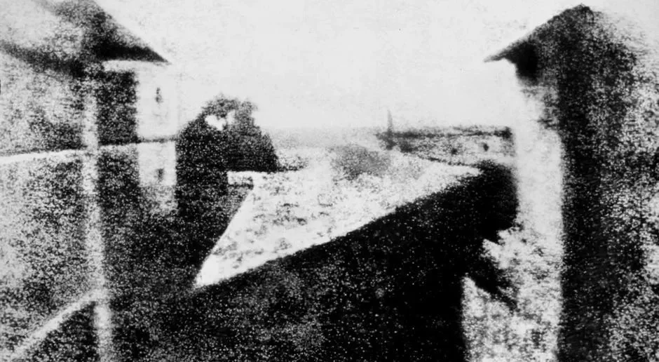 世界上第一张照片，被AI“修复”成了科幻片