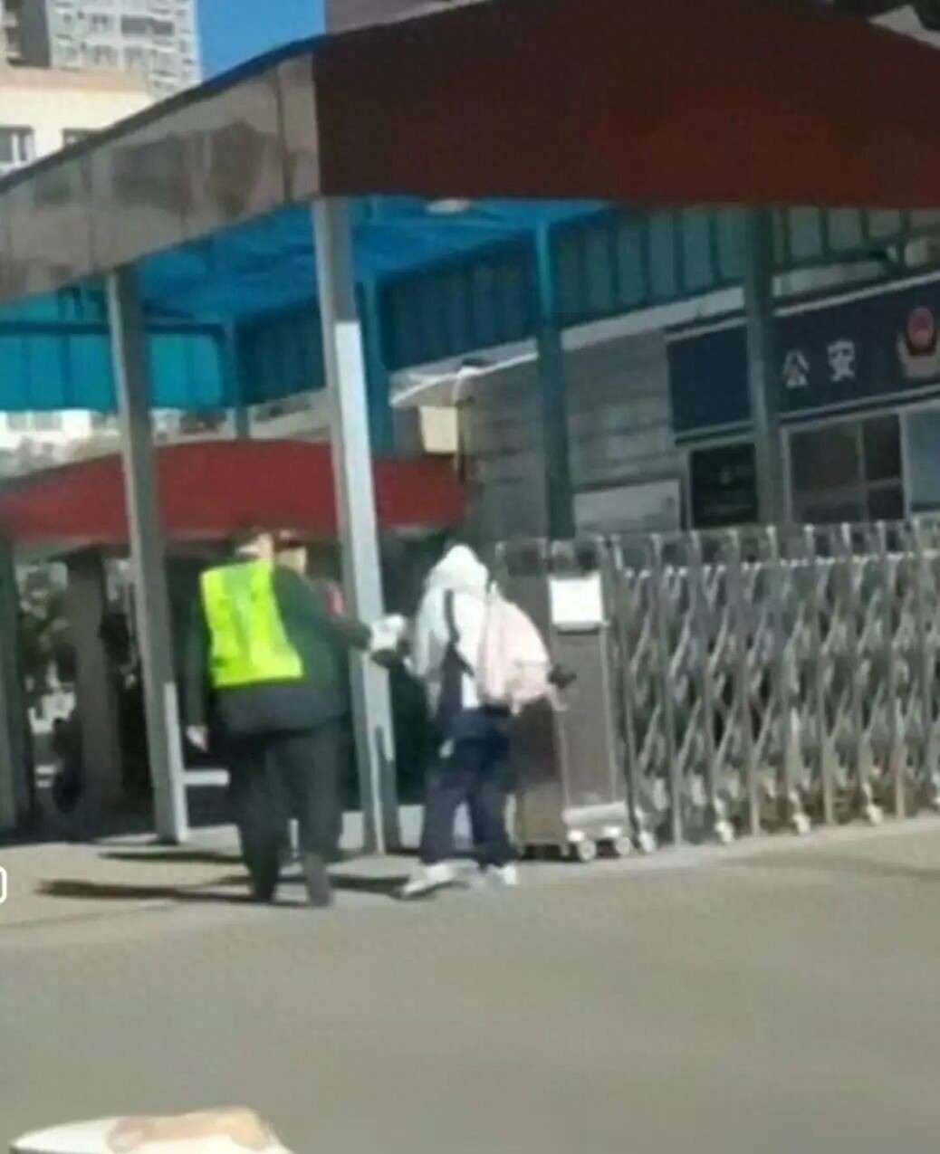 “女生买淀粉肠被收走钥匙”，别背离了教育的初心