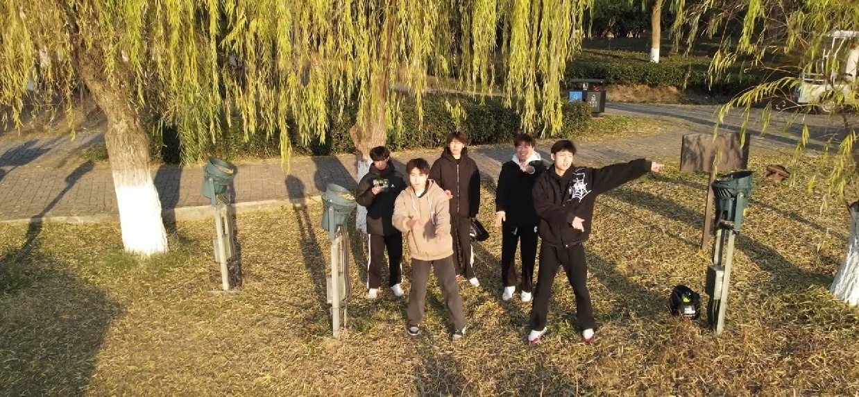 00后大学生拧螺丝送外卖,在工地抬钢筋练出腹肌,本人回应:想攒钱带爷爷奶奶进城游玩