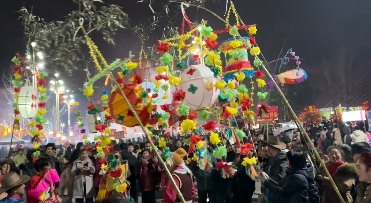 00后大学生拧螺丝送外卖,在工地抬钢筋练出腹肌,本人回应:想攒钱带爷爷奶奶进城游玩