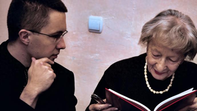 剪断吵闹的电话线，他由此获得了和诺奖诗人工作的机会