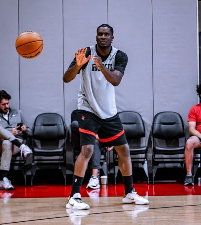 场均25+5+8！年薪不到百万？火箭队成功捡漏，乌度卡盛赞第4控卫