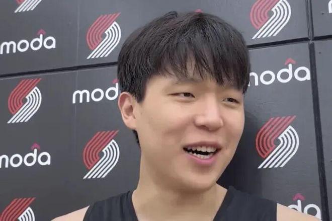 杨瀚森首秀2+1，惨遭克林根肘击放倒！欢迎来到险恶的NBA！