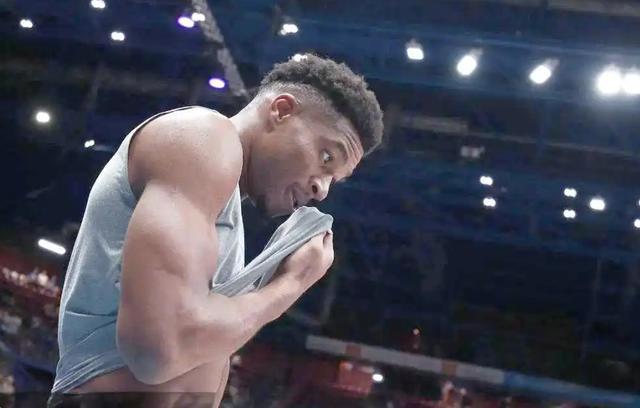 字母哥新冠后首次重返训练场 “尚未100%痊愈但会好起来的”