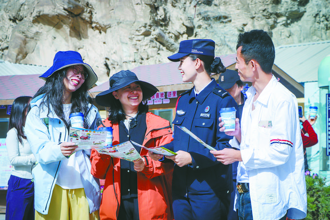 千年古道处 茶香暖游客