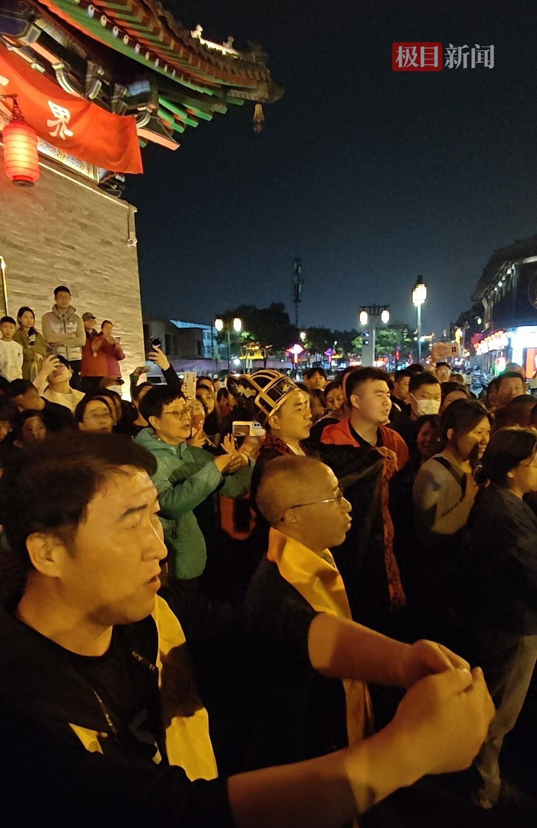 大同人过中秋氛围隆重仅次于春节，市民在古城钟楼供月拜月，商家门口纷纷摆放供品祭月