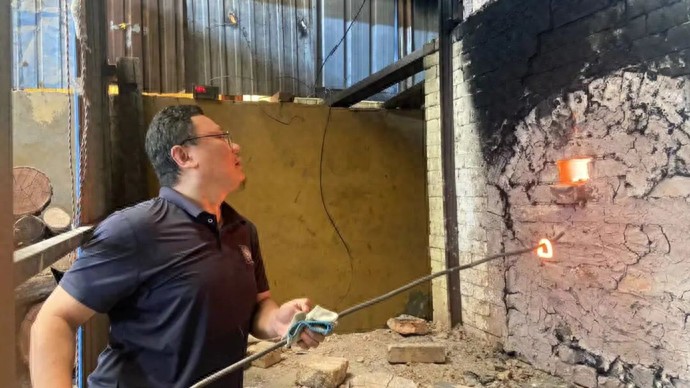 驯服狂野火焰？年轻人为何迷上“柴烧”