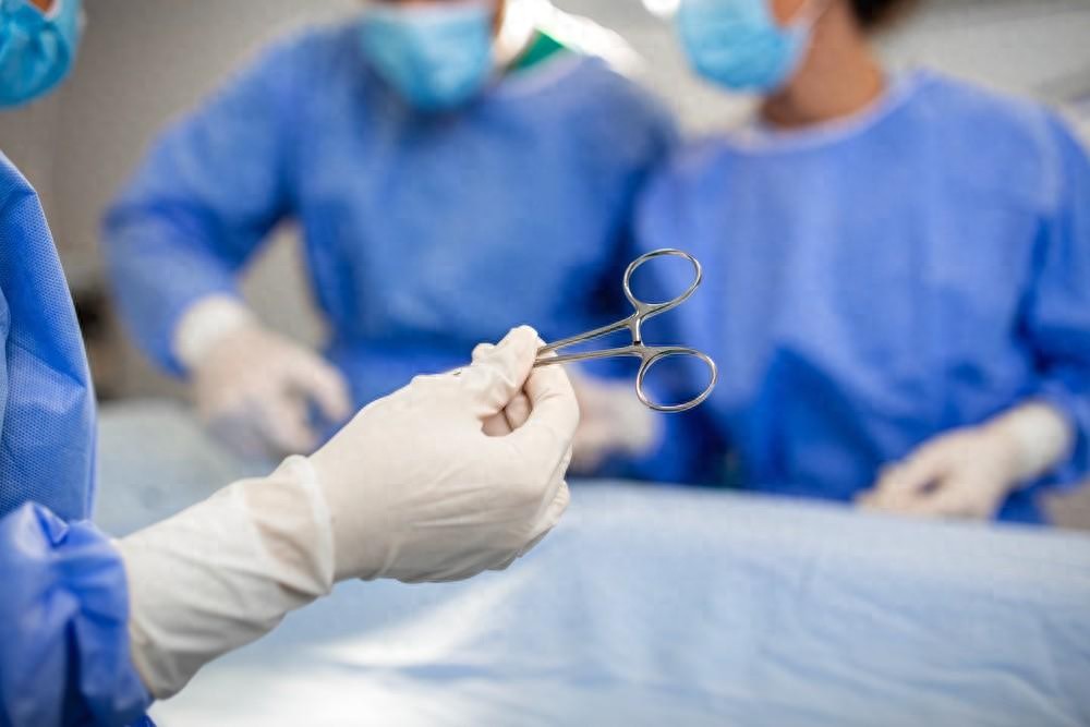 女子术后纱布遗留体内11年，致回肠部分切除评定为九级伤残 涉事医院被判赔39万元