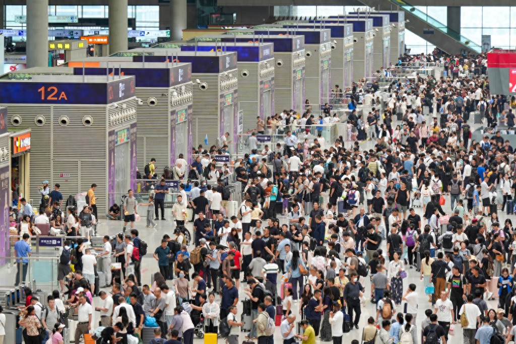 郑州铁路局今日迎来返程客流高峰，预计发送旅客超100万人