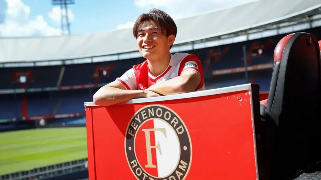 范佩西盛赞！27岁日本锋霸8轮轰8球！他从高中踢到荷甲