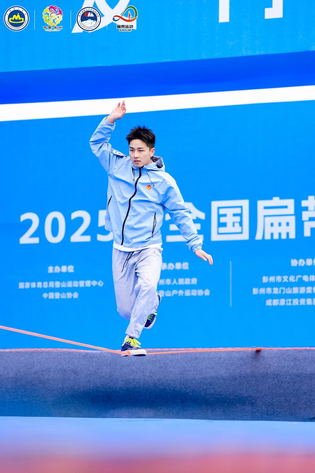 “绳上芭蕾、轻功竞速”,扁带国赛“走”进成都彭州龙兴集
