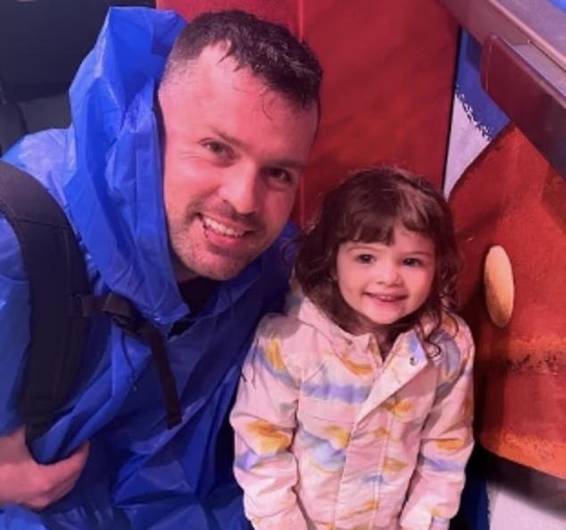 42℃高温下,美国一父亲在家看片喝酒,将2岁女儿留在车内致身亡,入狱前自杀