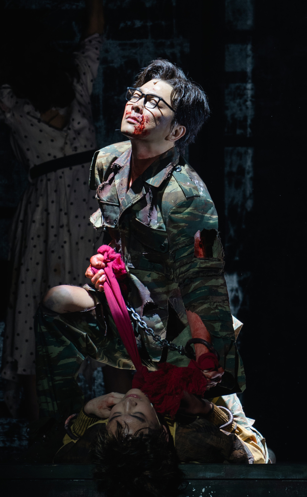 萨特《死无葬身之地》为何一直长演不衰?