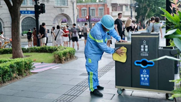 每天数万游客打卡衡复风貌区，带来1.5吨垃圾怎么办？垃圾箱也学会报警了！