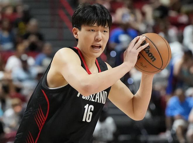 惨不忍睹!杨瀚森首秀4分6犯规4失误 防守软肋尽显媒体人建议减重