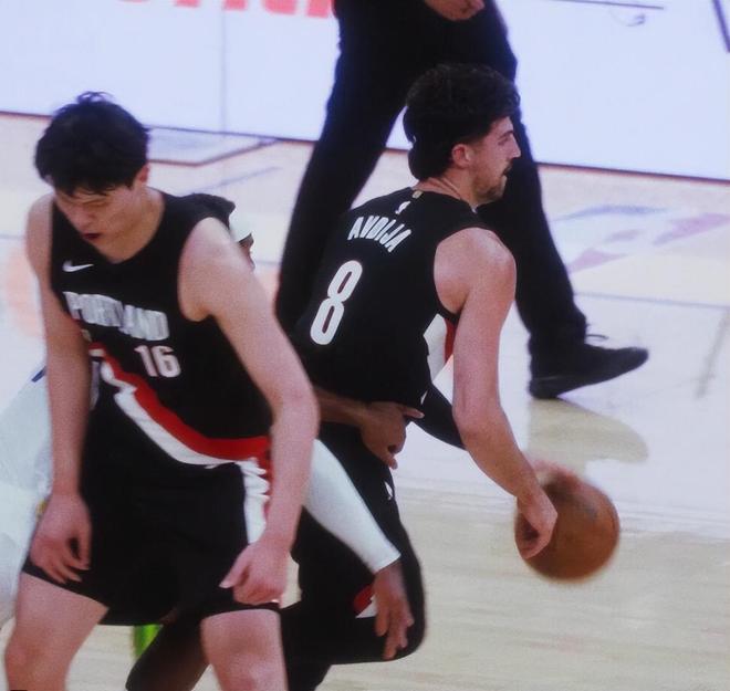 惨不忍睹!杨瀚森首秀4分6犯规4失误 防守软肋尽显媒体人建议减重