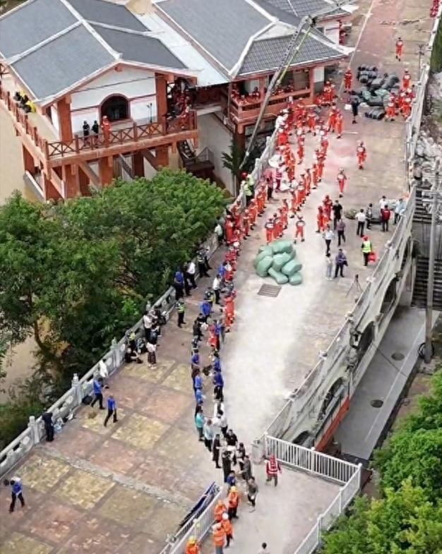 1300多人连夜鏖战，邕江南宁堤外险情已得到有效控制，抢险人员接力传沙袋与洪水赛跑，换班后疲惫到席地而卧