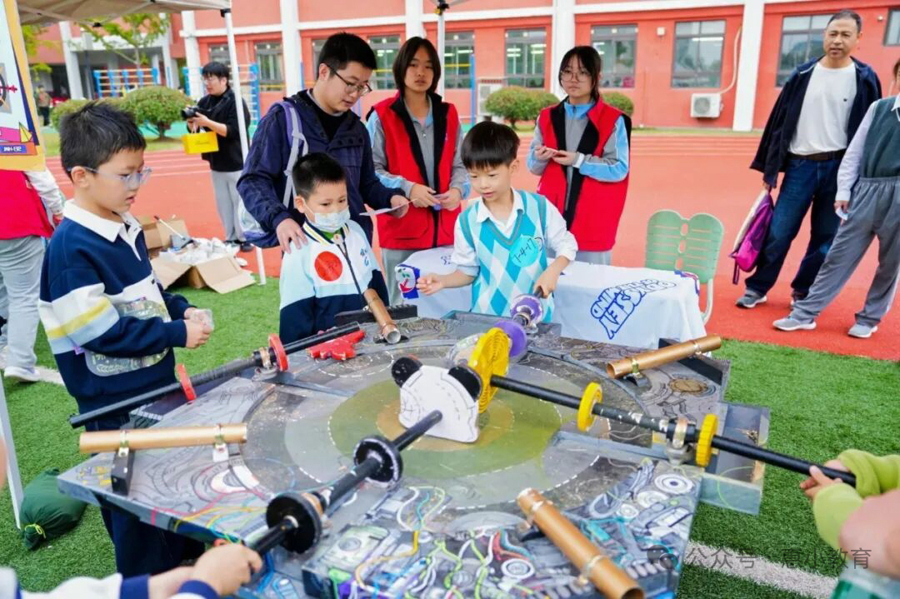 以AI为笔绘就创新图景!头脑奥林匹克创新学习活动亲子擂台赛迎来浦东区赛