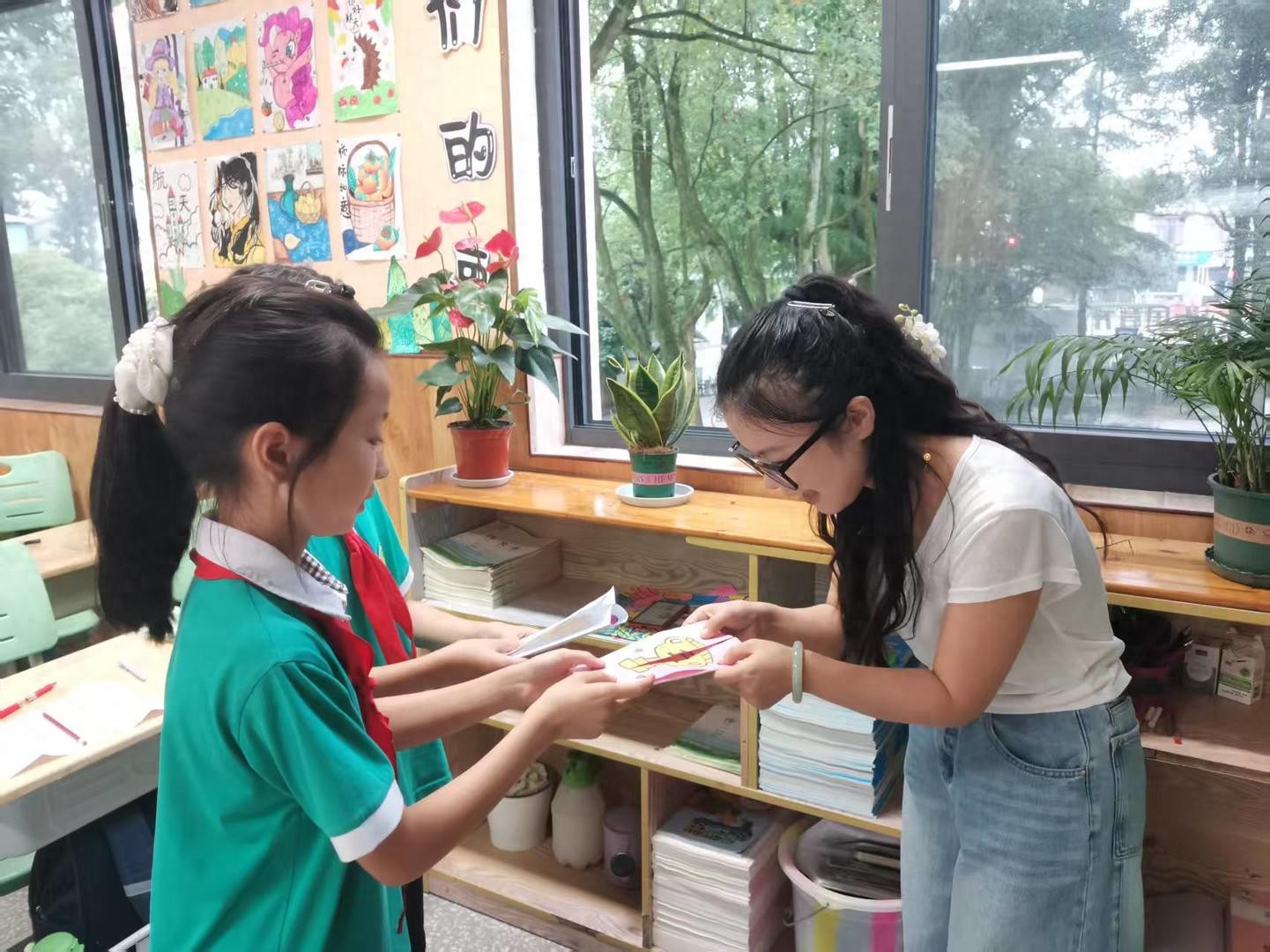 最特殊的教师节礼物！连续4年，成都这群学生给老师“颁发”手绘奖状