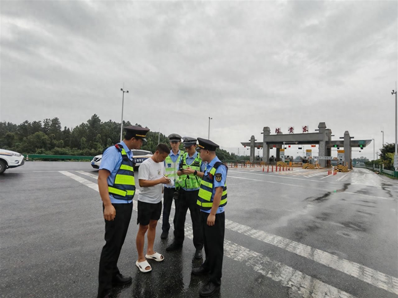联合出击精准拦截“百吨王”，筑牢道路安全防线
