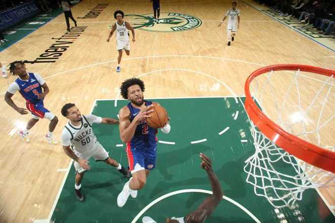 季前赛-字母哥缺席雄鹿险胜活塞 坎宁安半场狂轰26+6+6