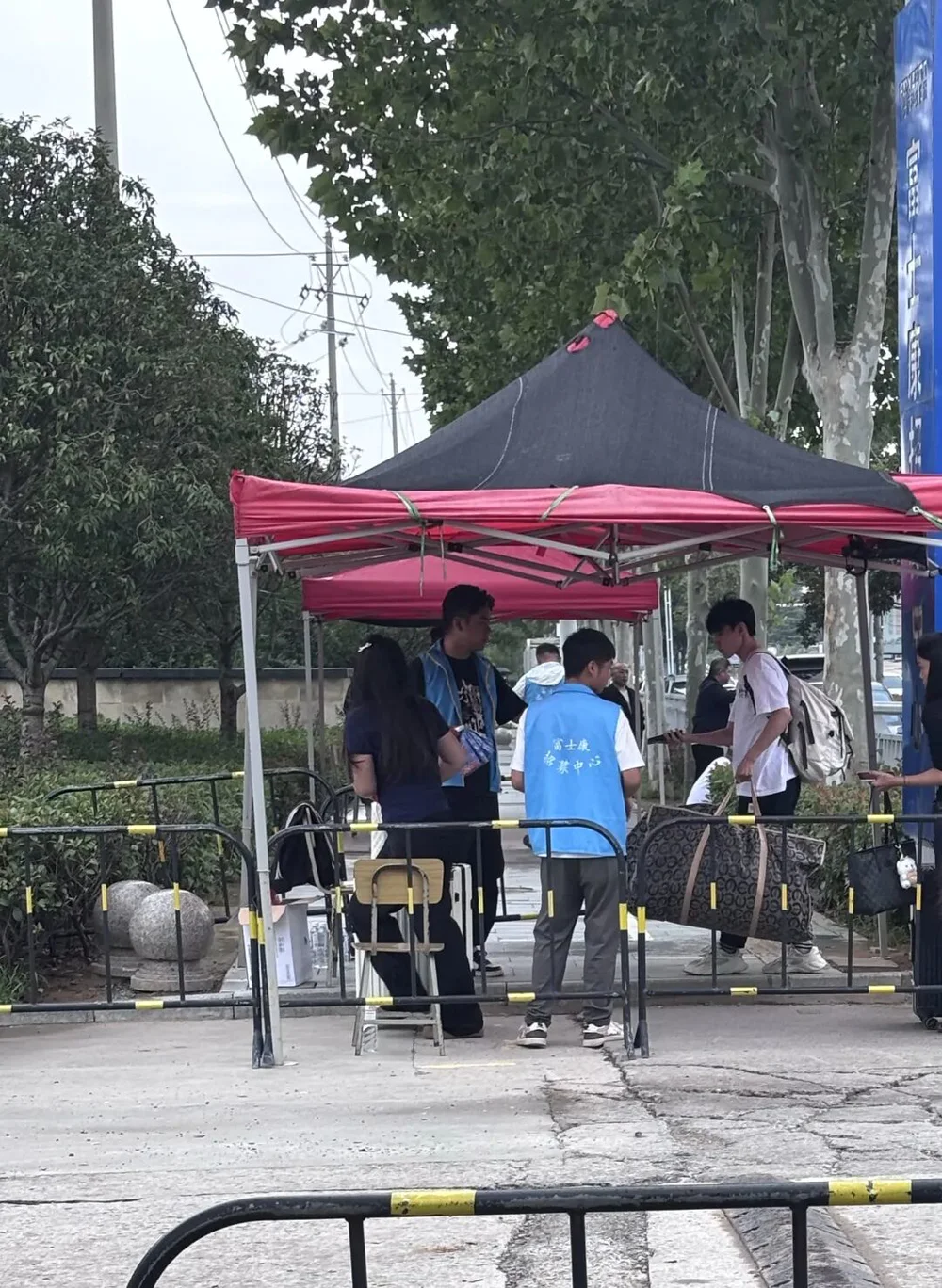 郑州富士康iPhone 17港区产线已接近满产，近20万人两班倒赶工