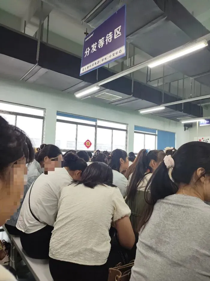 郑州富士康iPhone 17港区产线已接近满产,近20万人两班倒赶工