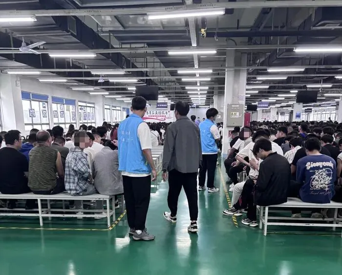 郑州富士康iPhone 17港区产线已接近满产,近20万人两班倒赶工