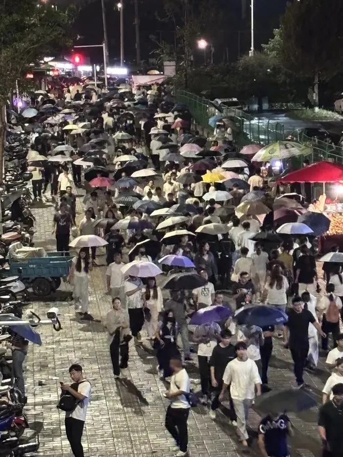 郑州富士康iPhone 17港区产线已接近满产,近20万人两班倒赶工