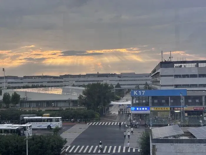 郑州富士康iPhone 17港区产线已接近满产,近20万人两班倒赶工