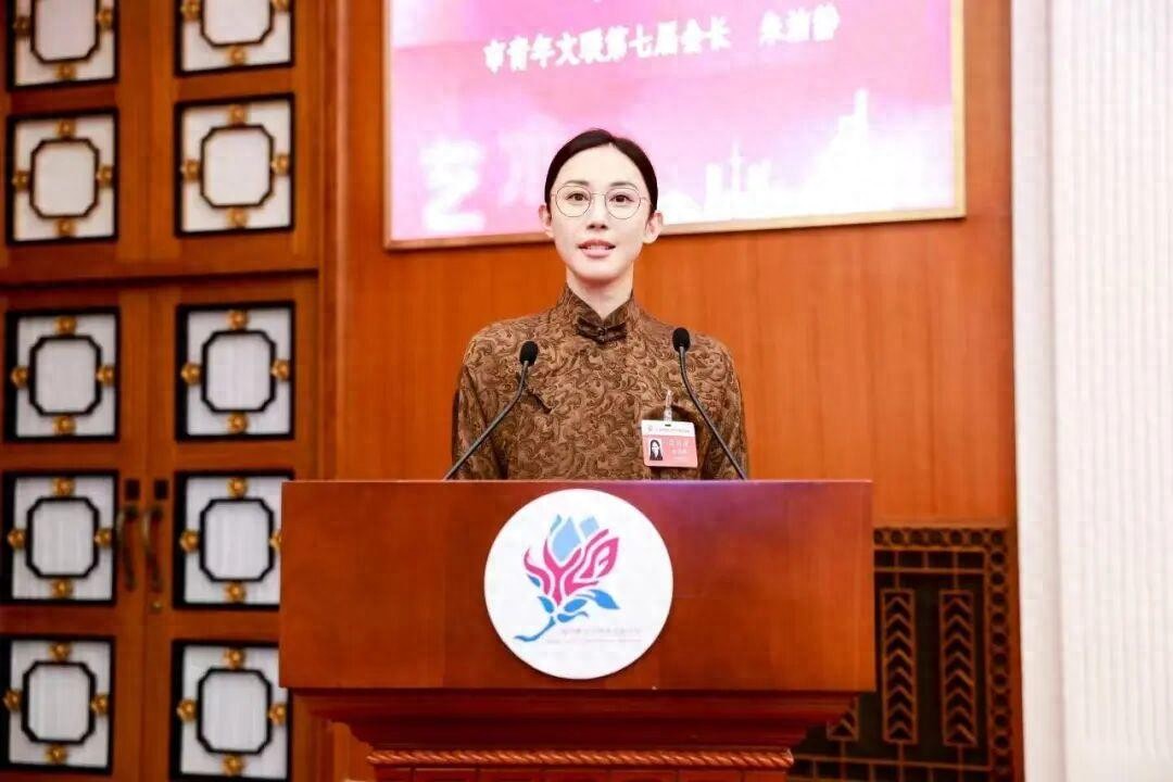 上海女演员朱洁静，官宣新身份！不久前自曝经历25次放化疗后，偷偷做了这件事