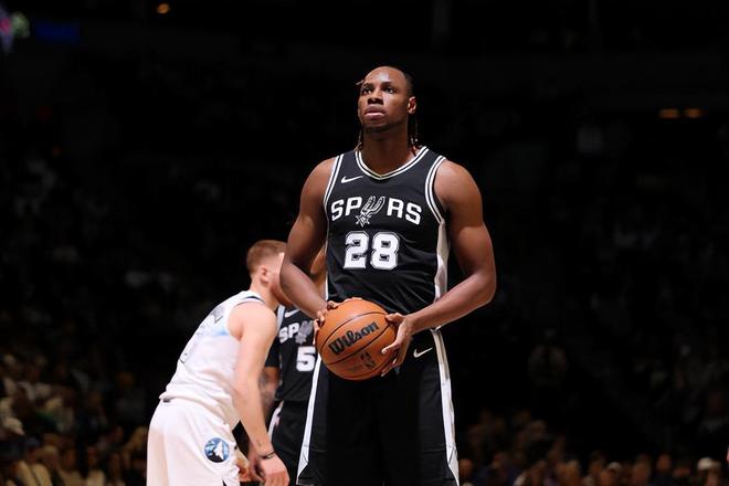 老鹰用训练营合同签下前马刺内线新星，他有机会得到一份正式合同