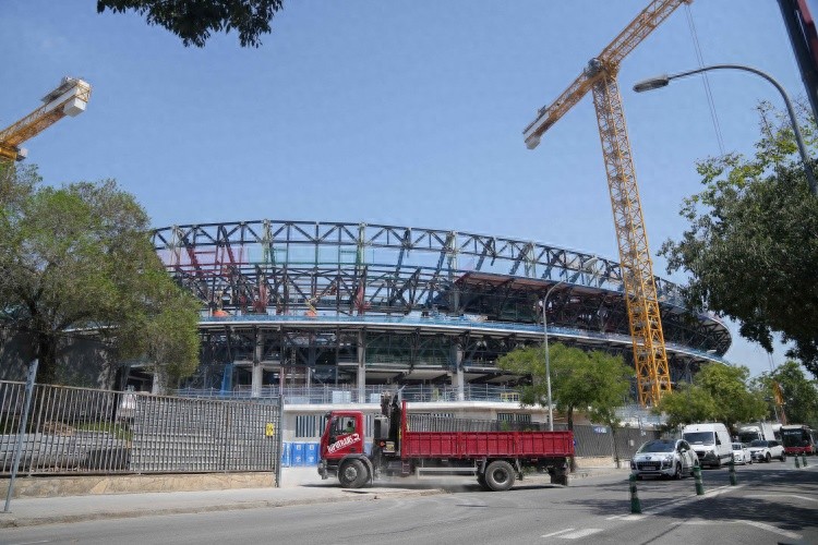 每体：巴萨新赛季开局三连客不是个例，皇马在主场翻新时做法相同